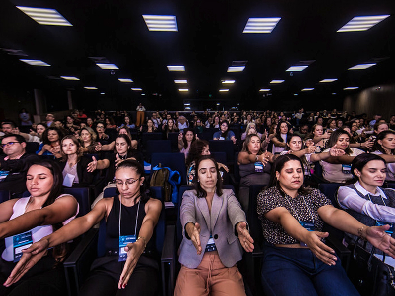 Palestra sobre gestão da qualidade com mágica e hipnose na GSK Rio de Janeiro com Daniel Bizon